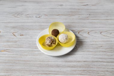 Yeni hazırlanmış yemek / yemek bir restoranda servis edilecek.