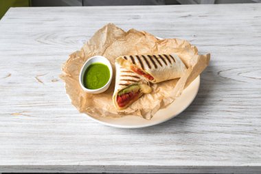 Yeni hazırlanmış yemek / yemek bir restoranda servis edilecek.