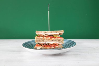 Yeni hazırlanmış yemek / yemek bir restoranda servis edilecek.