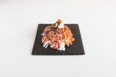 Yeni hazırlanmış yemek / yemek bir restoranda servis edilecek.