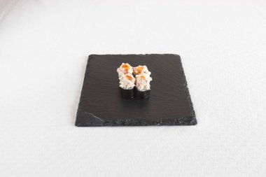 Yeni hazırlanmış yemek / yemek bir restoranda servis edilecek.