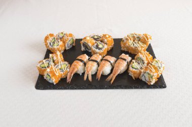 Yeni hazırlanmış yemek / yemek bir restoranda servis edilecek.