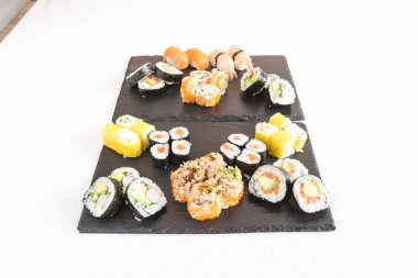 Yeni hazırlanmış yemek / yemek bir restoranda servis edilecek.