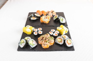 Yeni hazırlanmış yemek / yemek bir restoranda servis edilecek.