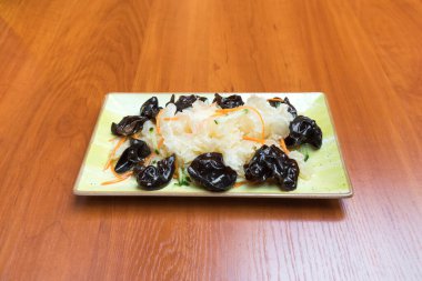 Yeni hazırlanmış yemek / yemek bir restoranda servis edilecek.