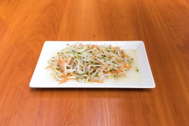 Yeni hazırlanmış yemek / yemek bir restoranda servis edilecek.