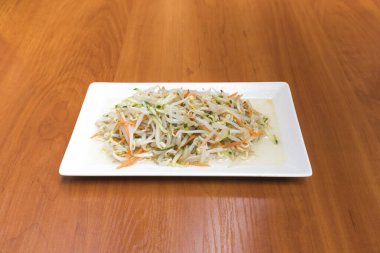 Yeni hazırlanmış yemek / yemek bir restoranda servis edilecek.