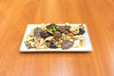 Yeni hazırlanmış yemek / yemek bir restoranda servis edilecek.