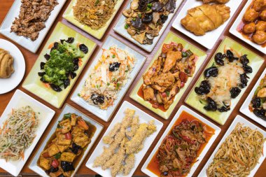 Yeni hazırlanmış yemek / yemek bir restoranda servis edilecek.