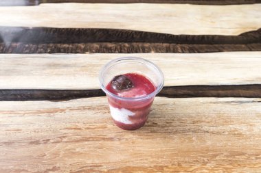 Yeni hazırlanmış yemek / yemek bir restoranda servis edilecek.