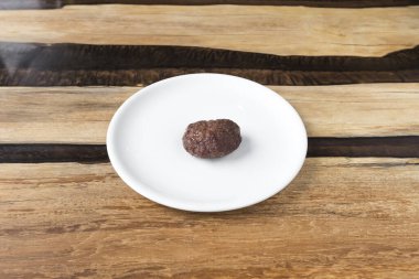 Yeni hazırlanmış yemek / yemek bir restoranda servis edilecek.