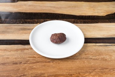 Yeni hazırlanmış yemek / yemek bir restoranda servis edilecek.