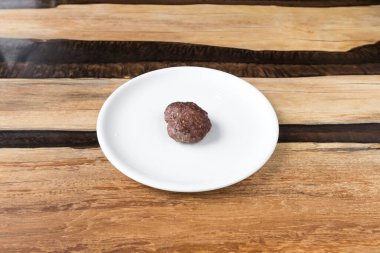 Yeni hazırlanmış yemek / yemek bir restoranda servis edilecek.