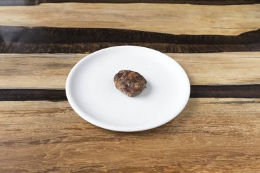 Yeni hazırlanmış yemek / yemek bir restoranda servis edilecek.