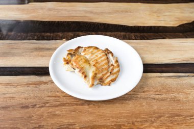 Yeni hazırlanmış yemek / yemek bir restoranda servis edilecek.