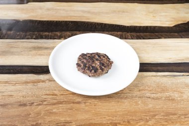 Yeni hazırlanmış yemek / yemek bir restoranda servis edilecek.