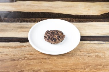 Yeni hazırlanmış yemek / yemek bir restoranda servis edilecek.