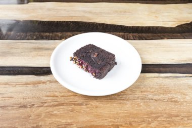 Yeni hazırlanmış yemek / yemek bir restoranda servis edilecek.