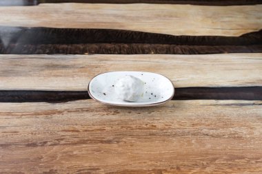 Yeni hazırlanmış yemek / yemek bir restoranda servis edilecek.