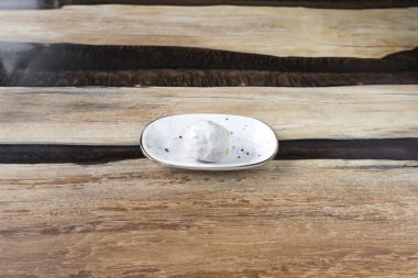 Yeni hazırlanmış yemek / yemek bir restoranda servis edilecek.