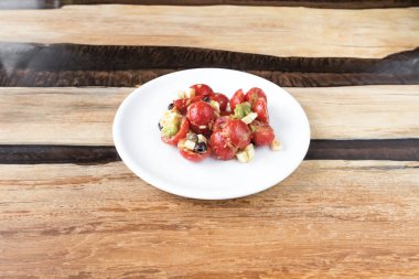 Yeni hazırlanmış yemek / yemek bir restoranda servis edilecek.