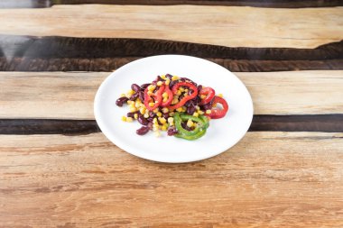 Yeni hazırlanmış yemek / yemek bir restoranda servis edilecek.