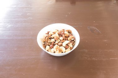 Yeni hazırlanmış yemek / yemek bir restoranda servis edilecek.