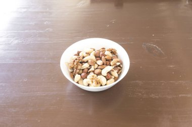 Yeni hazırlanmış yemek / yemek bir restoranda servis edilecek.