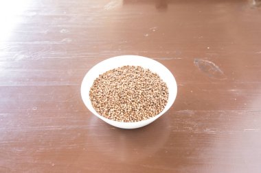 Yeni hazırlanmış yemek / yemek bir restoranda servis edilecek.