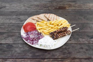 Yeni hazırlanmış yemek / yemek bir restoranda servis edilecek.