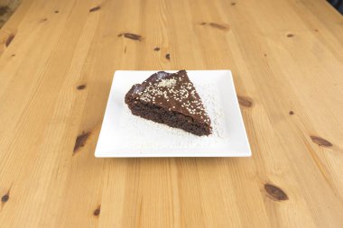 Yeni hazırlanmış yemek / yemek bir restoranda servis edilecek.