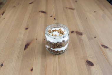 Yeni hazırlanmış yemek / yemek bir restoranda servis edilecek.