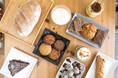 Yeni hazırlanmış yemek / yemek bir restoranda servis edilecek.