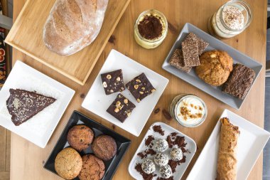 Yeni hazırlanmış yemek / yemek bir restoranda servis edilecek.