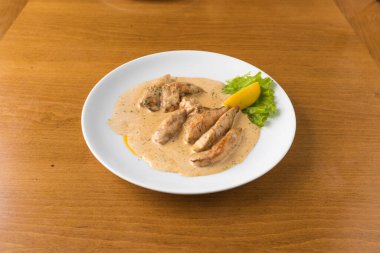 Yeni hazırlanmış yemek / yemek bir restoranda servis edilecek.