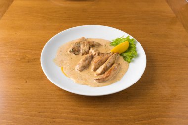 Yeni hazırlanmış yemek / yemek bir restoranda servis edilecek.