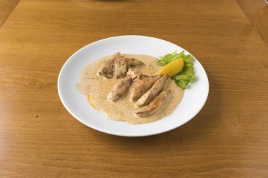Yeni hazırlanmış yemek / yemek bir restoranda servis edilecek.