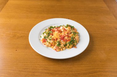 Yeni hazırlanmış yemek / yemek bir restoranda servis edilecek.