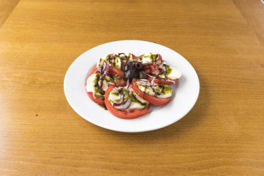 Yeni hazırlanmış yemek / yemek bir restoranda servis edilecek.