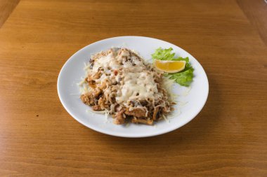 Yeni hazırlanmış yemek / yemek bir restoranda servis edilecek.