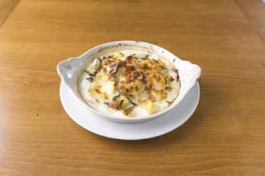 Yeni hazırlanmış yemek / yemek bir restoranda servis edilecek.