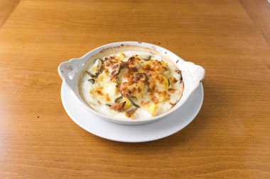 Yeni hazırlanmış yemek / yemek bir restoranda servis edilecek.