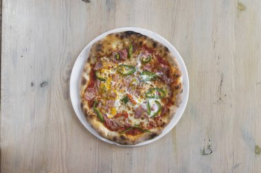 Yeni hazırlanmış yemek / yemek bir restoranda servis edilecek.