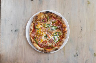 Yeni hazırlanmış yemek / yemek bir restoranda servis edilecek.