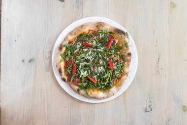 Yeni hazırlanmış yemek / yemek bir restoranda servis edilecek.