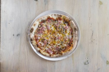 Yeni hazırlanmış yemek / yemek bir restoranda servis edilecek.