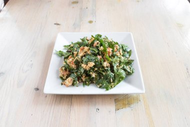 Yeni hazırlanmış yemek / yemek bir restoranda servis edilecek.