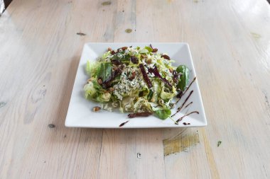 Yeni hazırlanmış yemek / yemek bir restoranda servis edilecek.