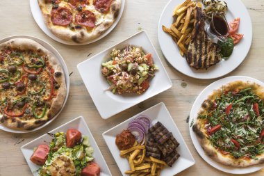 Yeni hazırlanmış yemek / yemek bir restoranda servis edilecek.