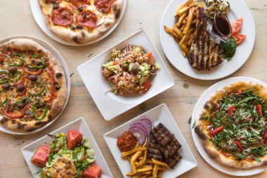 Yeni hazırlanmış yemek / yemek bir restoranda servis edilecek.